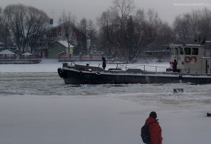 На льду Москвы-реки. Под строящимся мостом