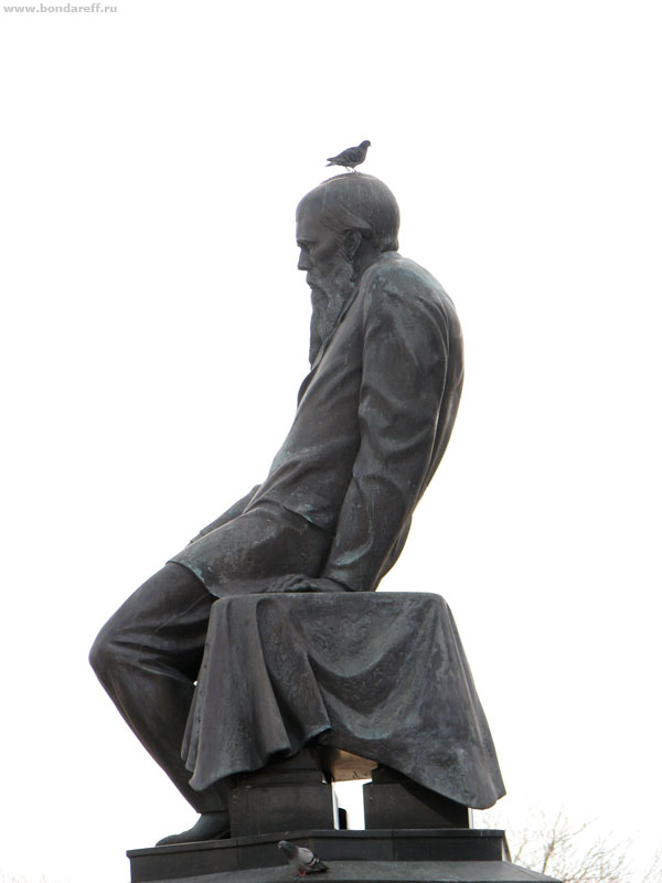 Библиотека Ленина, памятник, Достоевский, голуби